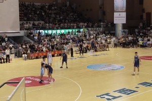 全场炸裂！国内寻乌夏季篮球联赛上演4秒半场单手超远绝杀好戏！