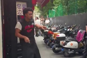 敬业！麦凯恩在上海跳舞，工作人员：非常抱歉能再来一条吗？